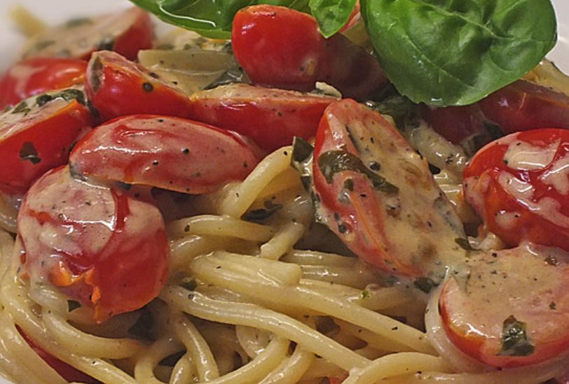 Nudeln mit marinierten Cherrytomaten und Frischkäse